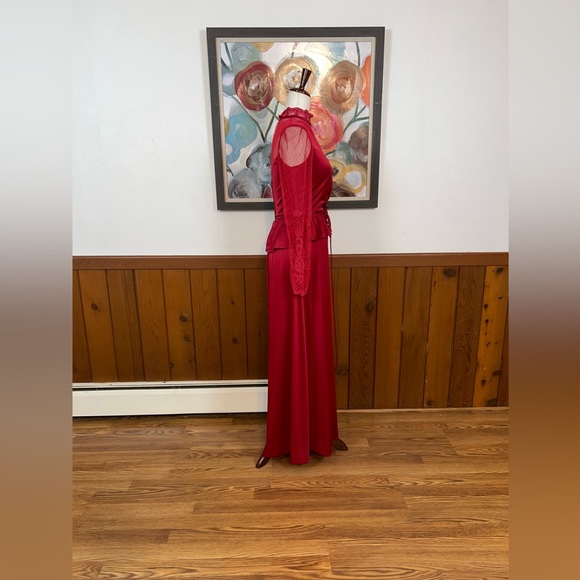 Stunning Vintage 1970s Union Made Red Satin & Lace Gown! - Picture 5 of 9